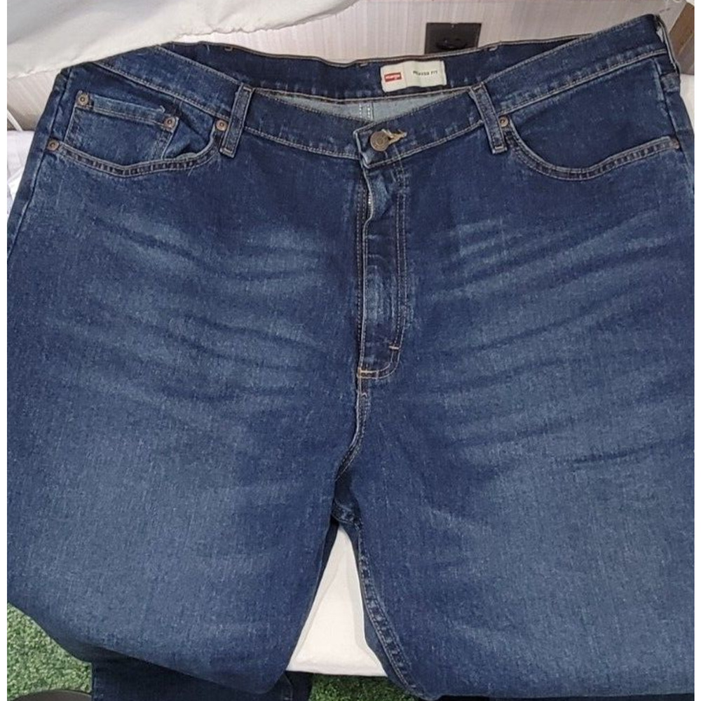 Wrangler Mens 40x32 Relaxed Fit Medium Wash Straight Leg 5 Pocket Denim Jeans